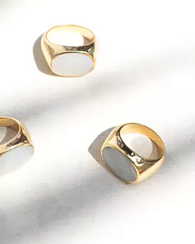 MOTHER OF PEARL / Golden signet ring